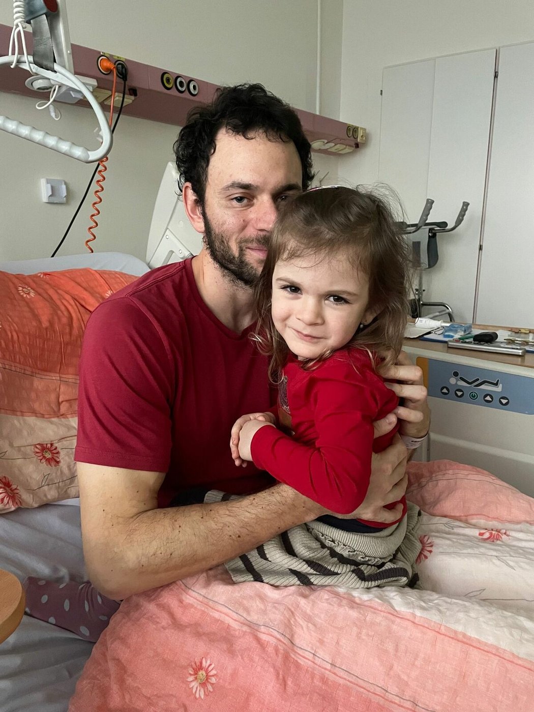 Florbalista Jiří Curney s dcerou, kterou během vážného onemocnění pořádně nemohl ani obejmout