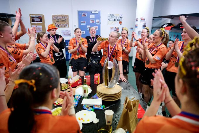 Gól v čase 59:56! Holky se s tím nes…, smála se šampionka. Spoluhráčka zlato převzala na vozíku Gól v čase 59:56! Holky se s tím nes…, smála se šampionka. Spoluhráčka zlato převzala na vozíku