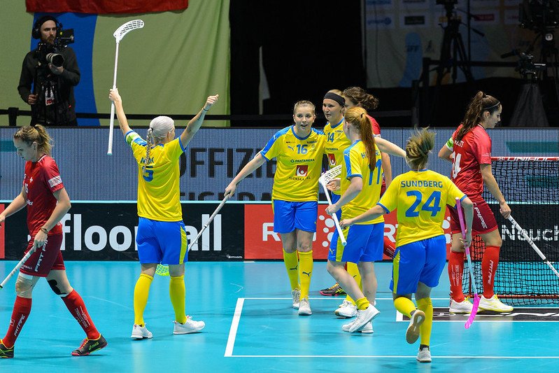Švédské florbalistky vyhrály posedmé za sebou a celkově podeváté v historii MS. Ve finále v Neuchatelu zdolaly domácí Švýcarsko 3:2 v prodloužení.