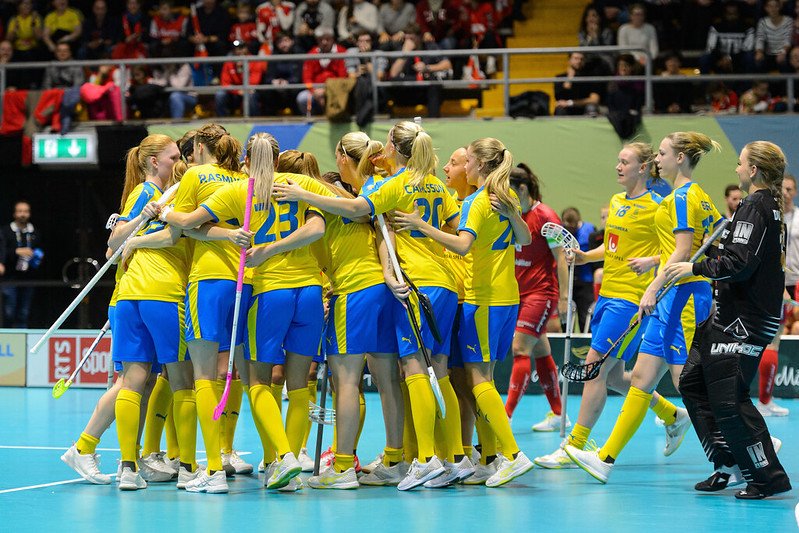 Švédské florbalistky vyhrály posedmé za sebou a celkově podeváté v historii MS. Ve finále v Neuchatelu zdolaly domácí Švýcarsko 3:2 v prodloužení.