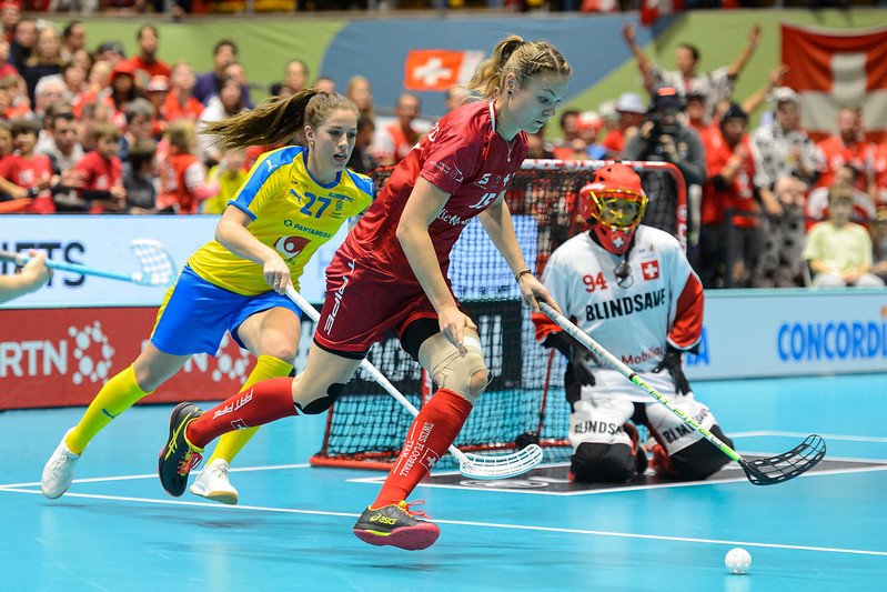 Švédské florbalistky vyhrály posedmé za sebou a celkově podeváté v historii MS. Ve finále v Neuchatelu zdolaly domácí Švýcarsko 3:2 v prodloužení.