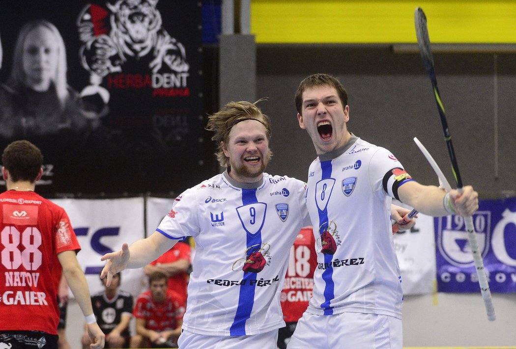 Max Wahlgren (vlevo) se raduje se svým spoluhráčem z Chodova Matějem Jendřišákem z gólu v semifinále proti Střešovicím