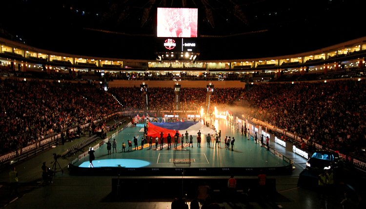 Zaplněná O2 Arena při finálovém zápase