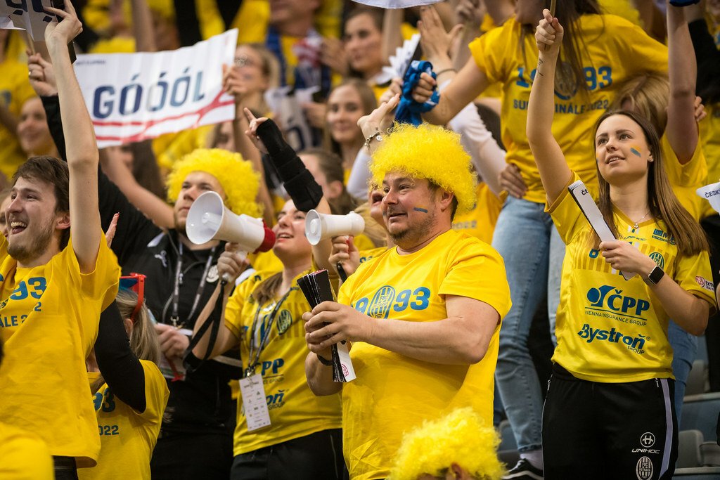 Ostravští fanoušci během florbalového Superfinále v Praze