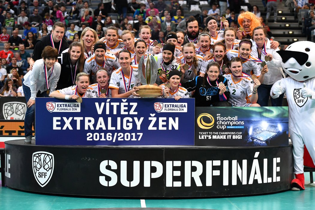 Radost vítězného týmu, pražského pražského Herbadentu v ženském florbalovém superfinále