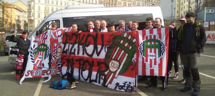 Žižkovští fanoušci se cestou ze Znojma, kam se vydali speciálním autobusem, zachovali hrdinně