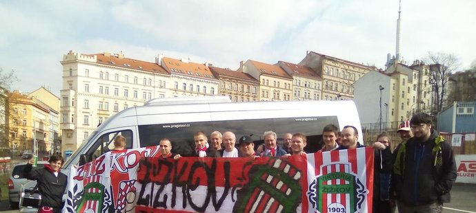Žižkovští fanoušci se cestou ze Znojma, kam se vydali speciálním autobusem, zachovali hrdinně
