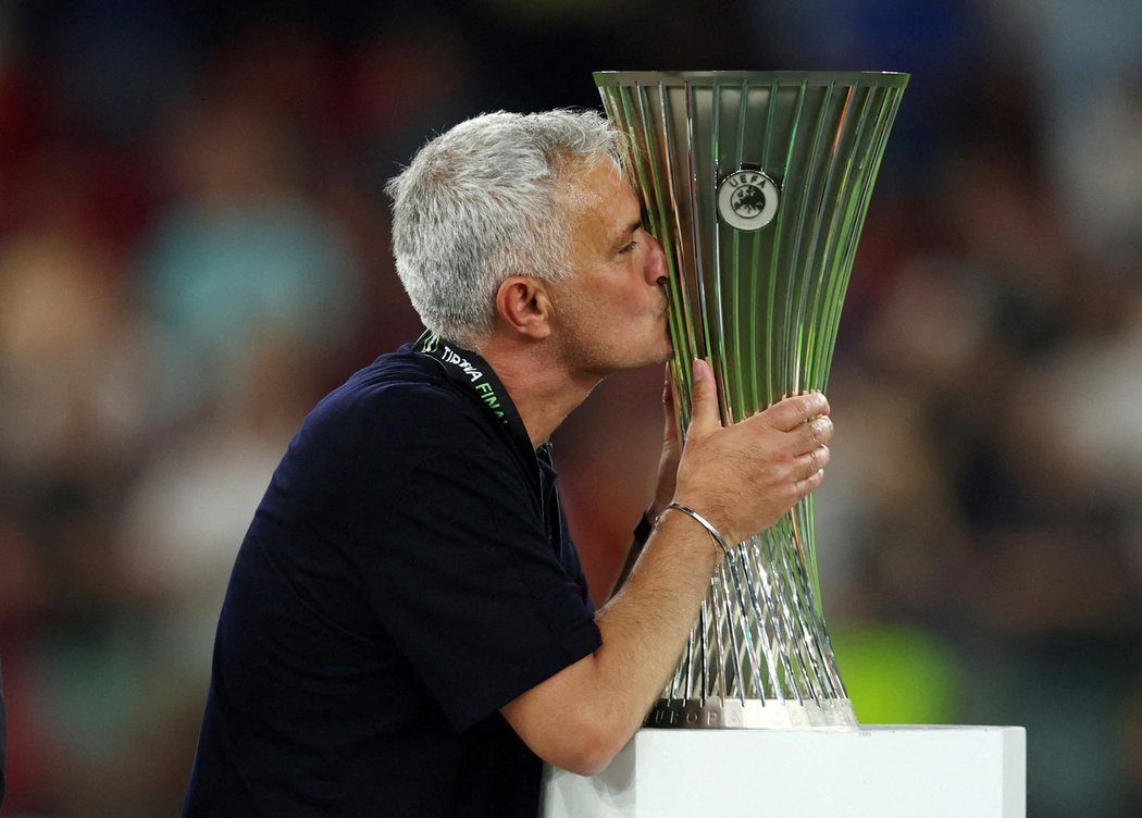 Šťastný portugalský kouč José Mourinho s trofejí pro vítěze Konferenční ligy