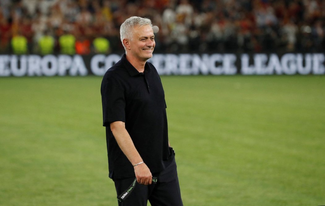Šťastný trenér AS Řím José Mourinho si kráčí pro medaili za výhru v Konferenční lize