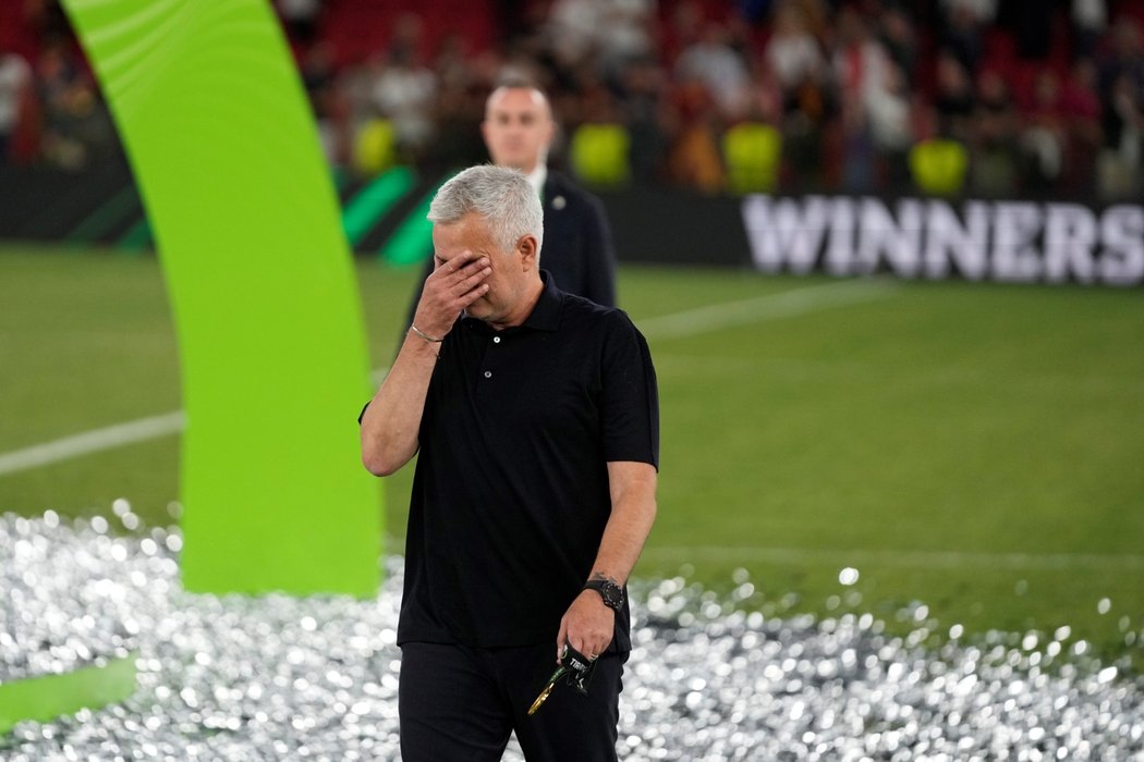 Dojatý trenér AS Řím José Mourinho se při ceremoniálu po finále Konferenční ligy nevyhnul slzám