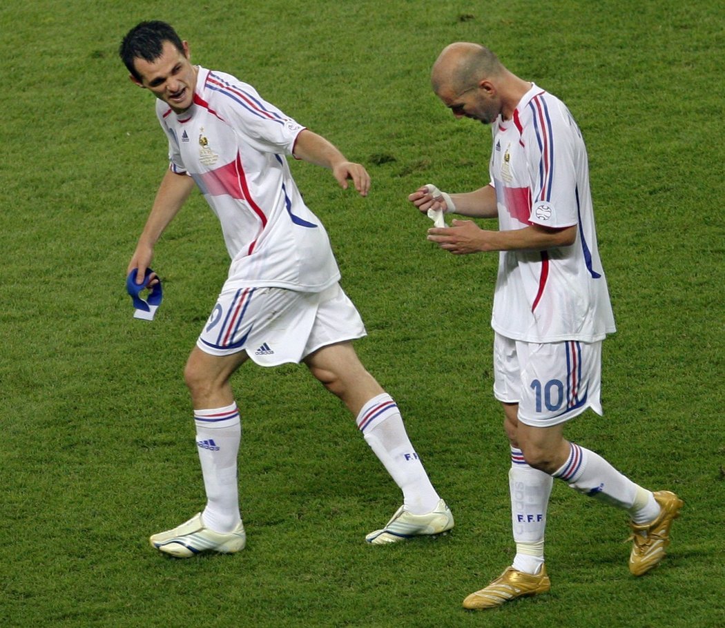 Willy Sagnol (vlevo) nepromluvil se Zinédinem Zidanem dlouhé dva roky poté, co se druhý jmenovaný nechal vyloučit v prodloužení finále MS 2006