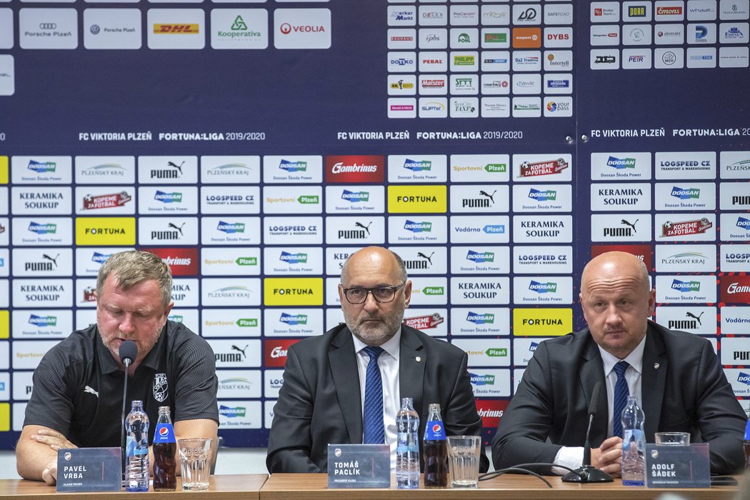 Trenér Viktorie Plzeň Pavel Vrba (vlevo), uprostřed prezident klubu Tomáš Paclík a vpravo generální ředitel Adolf Šádek na předsezonní tiskové konferenci