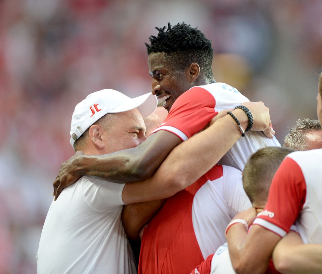 Střelec třetí branky Peter Olayinka běžel slavit s trenérem Jindřichem Trpišovským