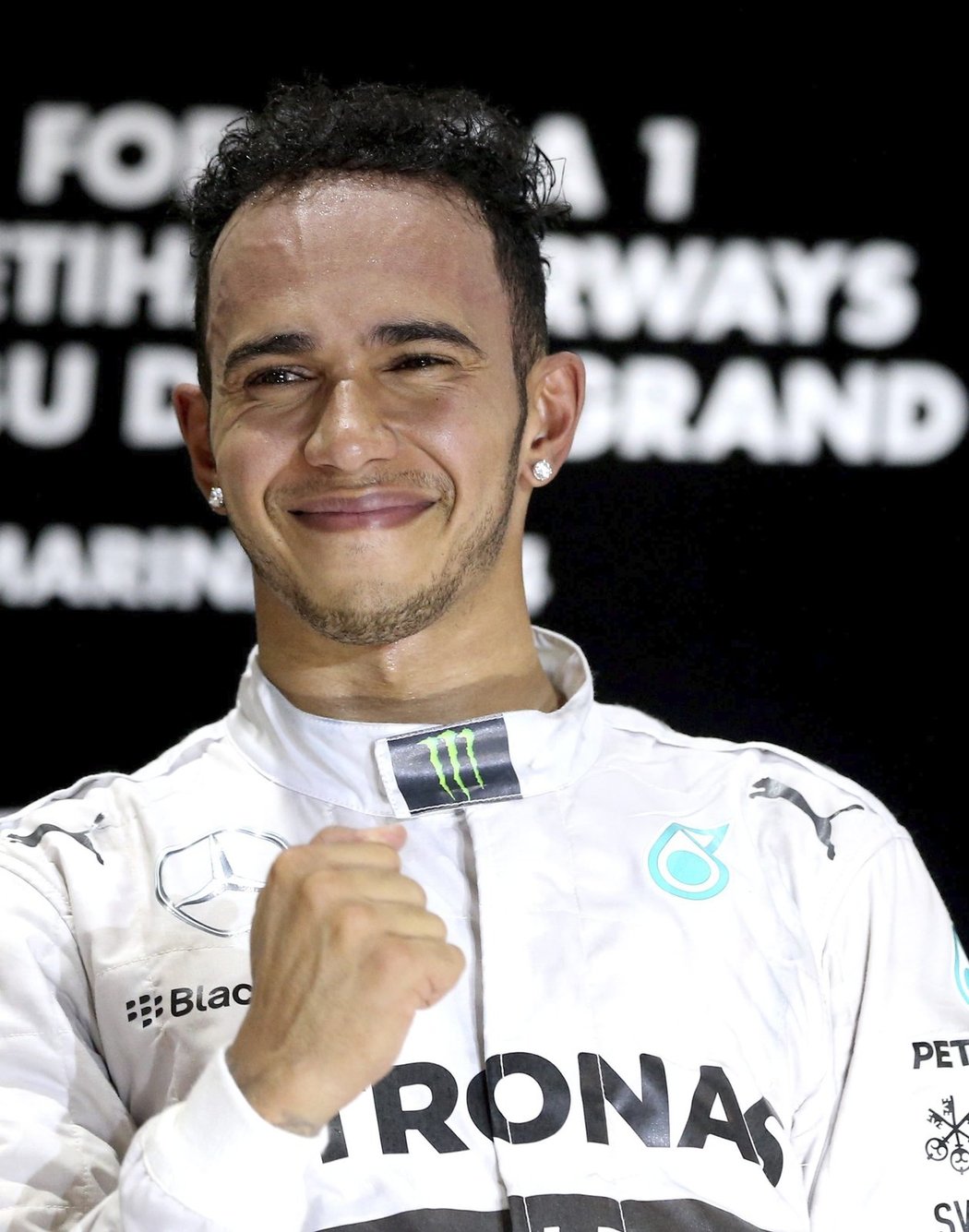 Dojatý Lewis Hamilton na stupních vítězů