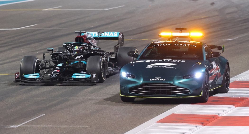 Lewis Hamilton se svým Mercedesem těsně vedle safety caru, který ho nakonec připravil o osmý titul...