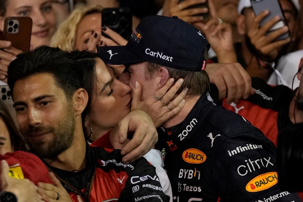 Mistr světa Max Verstappen po vítězné tečce v Abú Zabí líbá svoji přítelkyni