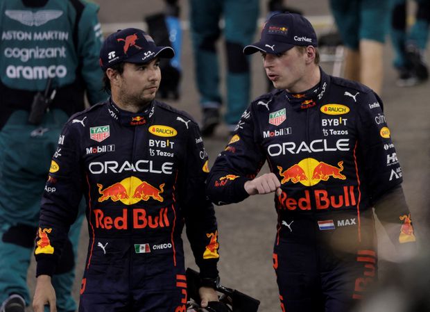 Max Verstappen s parťákem Sergiem Perezem, který v Abú Zabí dojel třetí Max Verstappen s parťákem Sergiem Perezem, který v Abú Zabí dojel třetí
