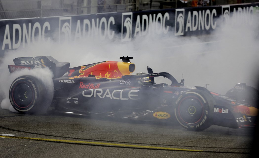 Max Verstappen se svým Red Bullem roztáčí oslavné hodiny po triumfu v posledním závodě mistrovské sezony