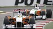 Piloti stáje Force India Adrian Sutil (vpředu) a Vitantonio Liuzzi při druhém tréninku na Velkou cenu Austrálie