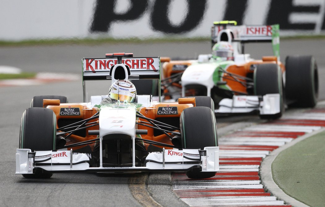 Piloti stáje Force India Adrian Sutil (vpředu) a Vitantonio Liuzzi při druhém tréninku na Velkou cenu Austrálie