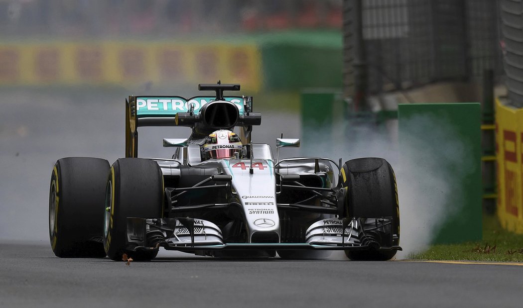 Lewis Hamilton se svým Mercedesem v tréninku na Velkou cenu Austrálie, kterou začne MS formule 1