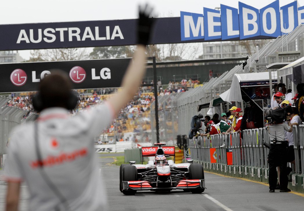 Jenson Button z McLarenu zajíždí do boxů během tréninku na Velkou cenu Austrálie