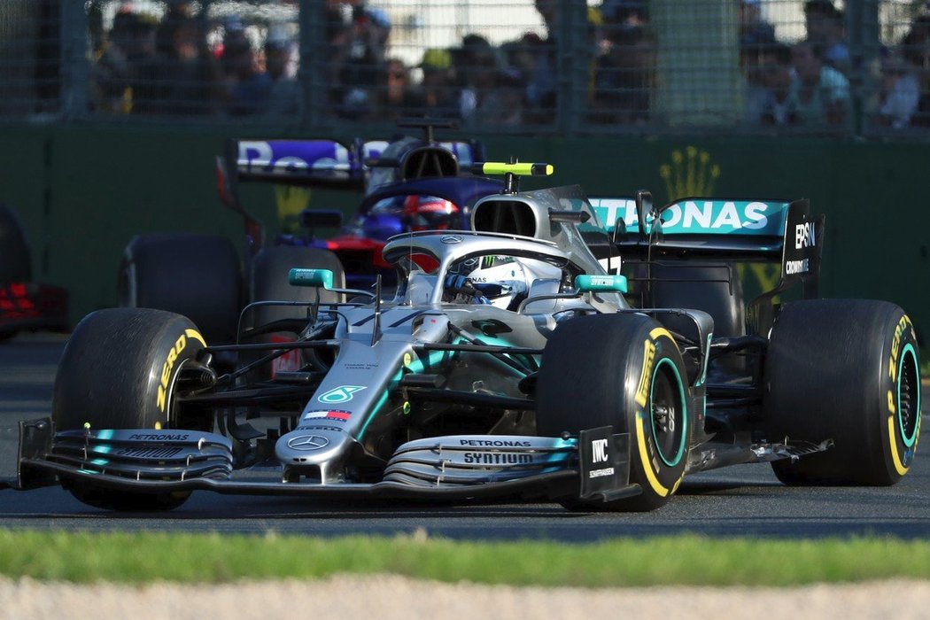 Lewis Hamilton naopak v nepříliš dramatickém závodě opět nedokázal proměnit start z pole position ve vítězství.