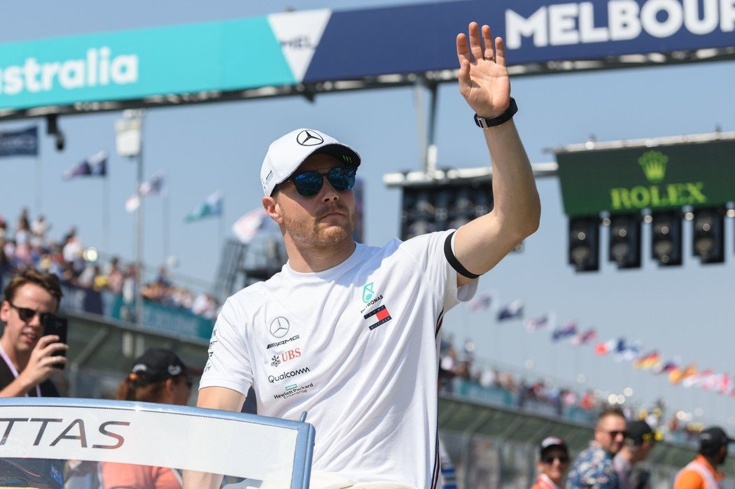Úvodní závod nové sezony formule 1 Velkou cenu Austrálie vyhrál Valtteri Bottas a připsal si první vítězství od předloňského listopadu.