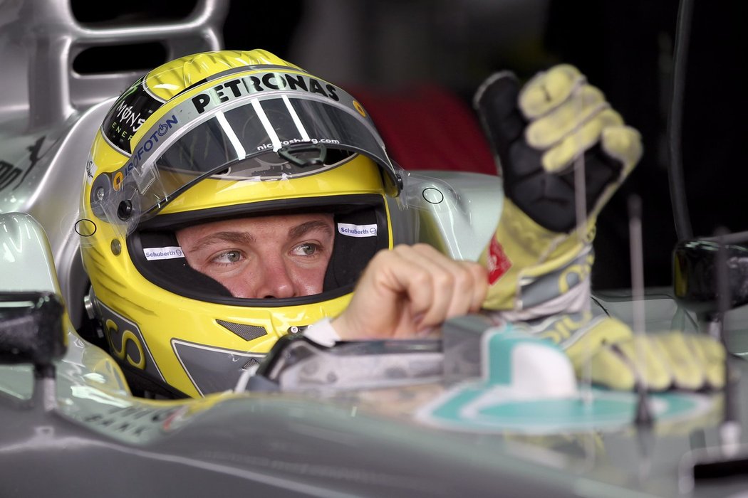 Nico Rosberg sedí ve svém Mercedesu při trénincích na VC Bahrajnu