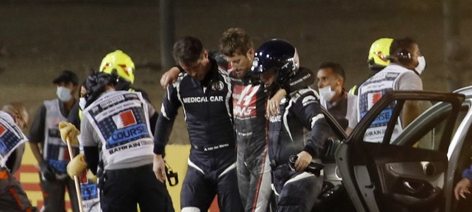 Vozidlo Romaina Grosjeana skončilo v plamenech, on naštěstí vyvázl bez větších zranění