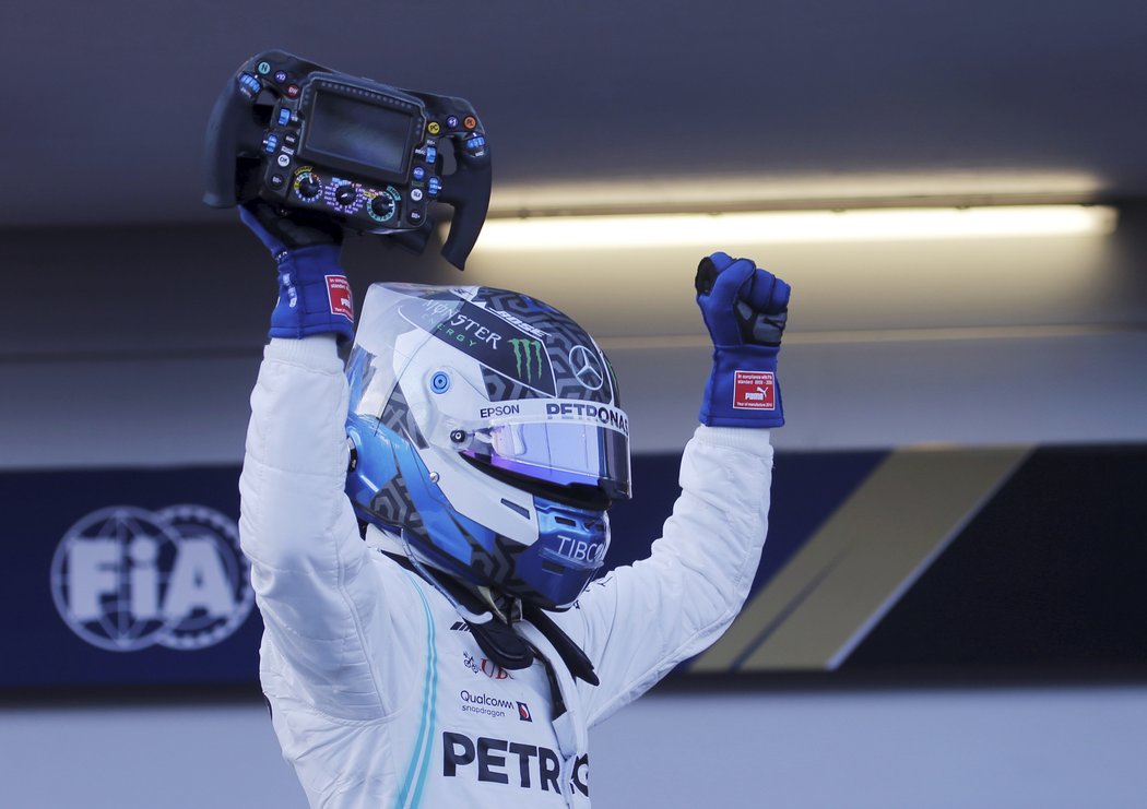 Radost Valtteriho Bottase po vítězství v závodě v Baku