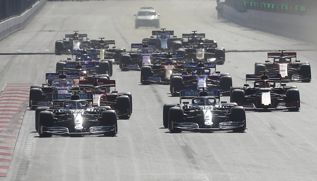 Valtteri Bottas a Lewis Hamilton v popředí startovního pole