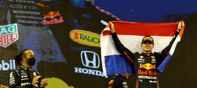 Lewis Hamilton tleská novému mistru světa Maxi Verstappenovi