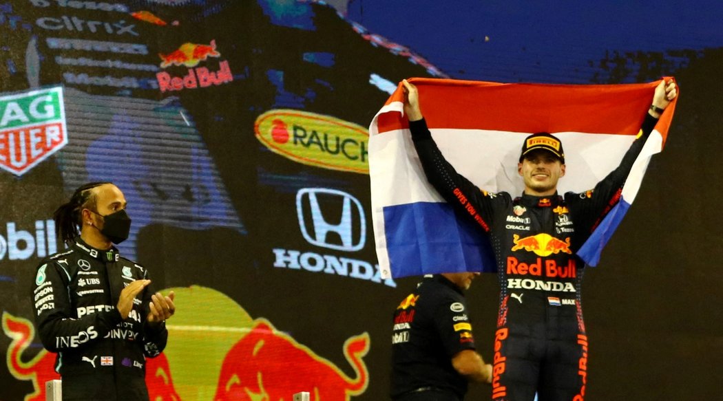 Lewis Hamilton tleská novému mistru světa Maxi Verstappenovi