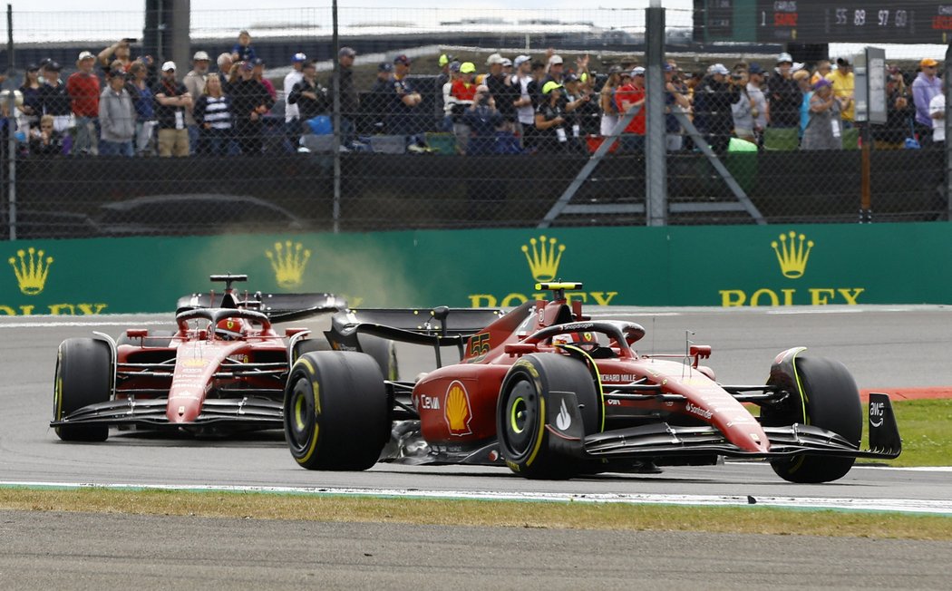 Charles LeClerk a Carlos Sains v těsném závěsu na trati v Silverstonu