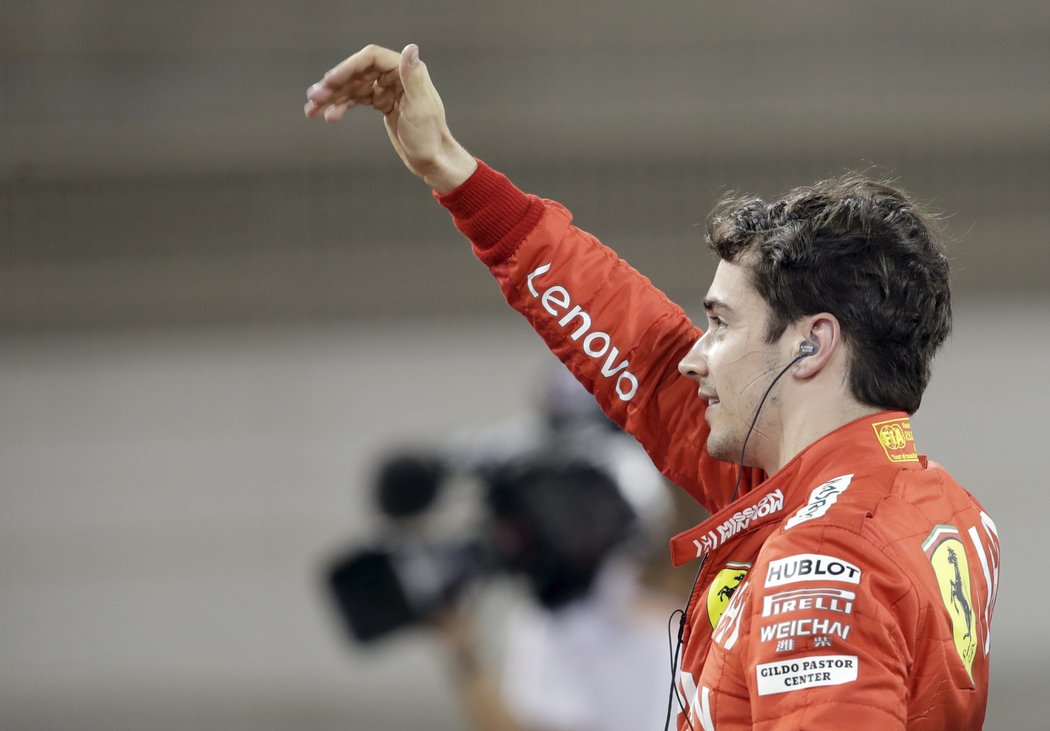 Charles Leclerc z Ferrari se raduje ze svého triumfu v kvalifikaci na Velkou cenu Bahrajnu F1