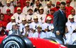 Michael Schumacher zálibně sleduje monopost Ferrari F2001 při jeho veřejném představení