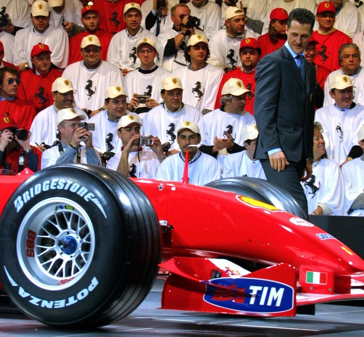 Michael Schumacher zálibně sleduje monopost Ferrari F2001 při jeho veřejném představení