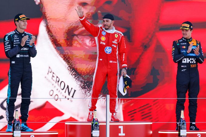 Nejsladší triumf v kariéře. Hamilton si splnil sen, průjezd cílem mu odmával Djokovič Nejsladší triumf v kariéře. Hamilton si splnil sen, průjezd cílem mu odmával Djokovič