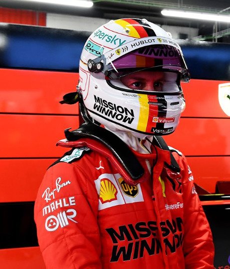 Sebastian Vettel neudělal pro rok 2020 na své helmě žádné výraznější změny, tím pádem na bílém pozadí kralují tři pruhy v barvách německé vlajky. Moc rád by ale oproti minulé sezoně zasáhl do podoby výsledků a skončil na lepší než páté pozici. Nebo minimálně před Leclercem.