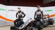 Piloti stáje Force India Sergio Pere a Nico Hulkenberg s novým vozem. Brzy budou mít místo černých kombinéz růžové.