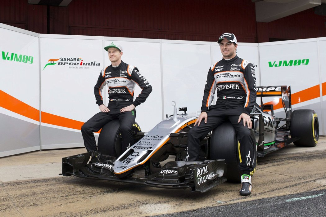 Piloti stáje Force India Sergio Pere a Nico Hulkenberg s novým vozem