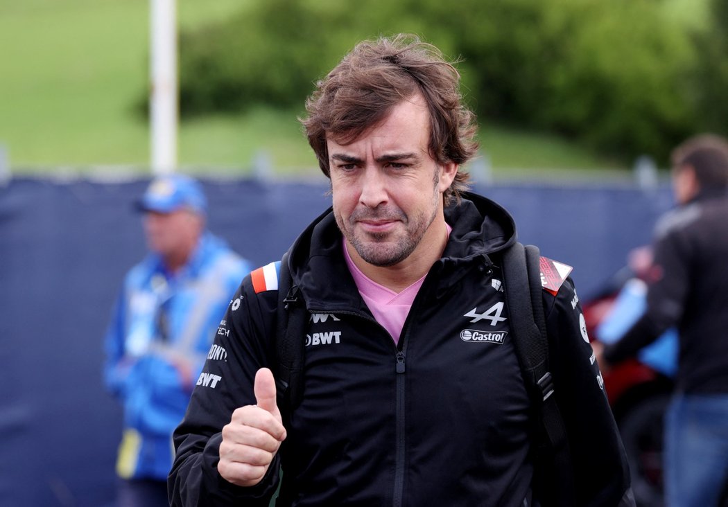 Dvojnásobný mistr světa Fernando Alonso randí s rakouskou reportérkou Schlagerovou