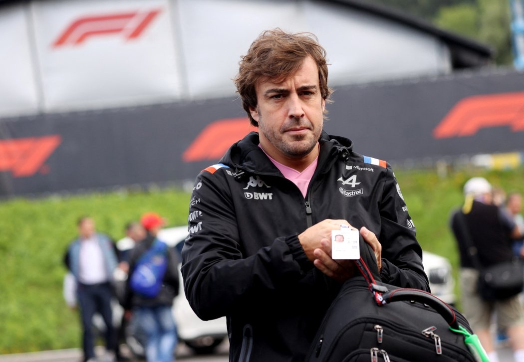 Fernando Alonso patří mezi nejznámější jezdce Formule 1. K úspěchu si chtěl ale v minulosti pomoci úplatkem