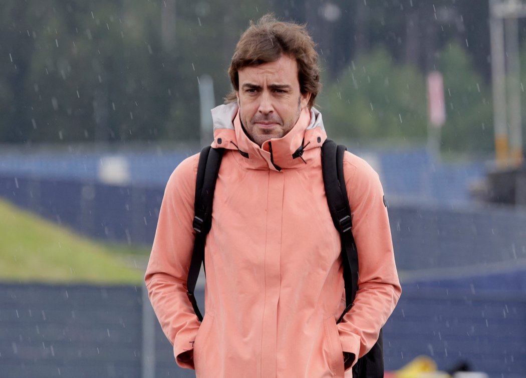 Dvojnásobný mistr světa Fernando Alonso randí s rakouskou reportérkou Schlagerovou