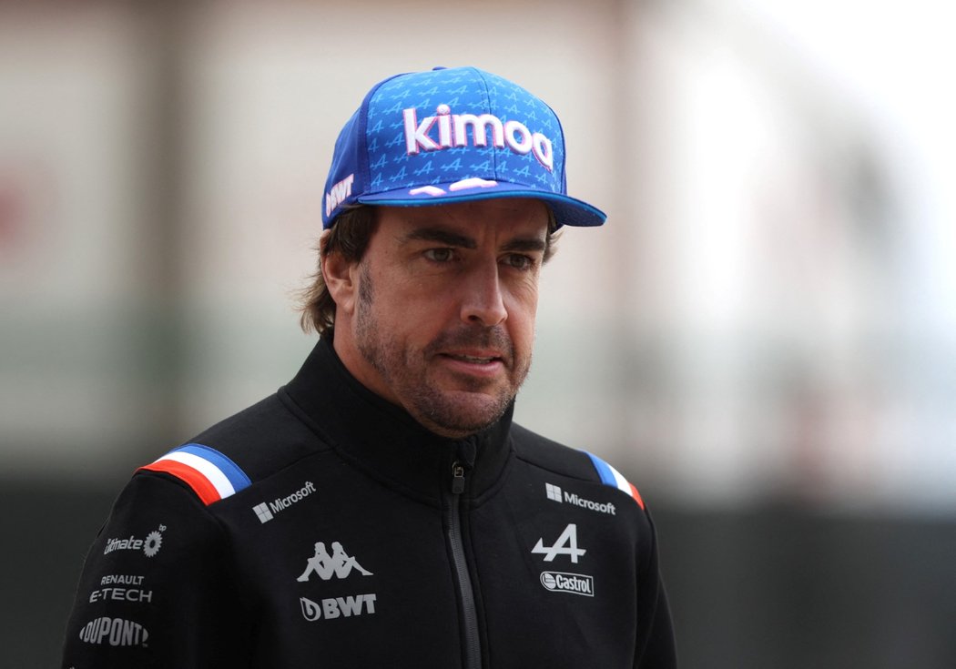 Dvojnásobný mistr světa Fernando Alonso randí s rakouskou reportérkou Schlagerovou