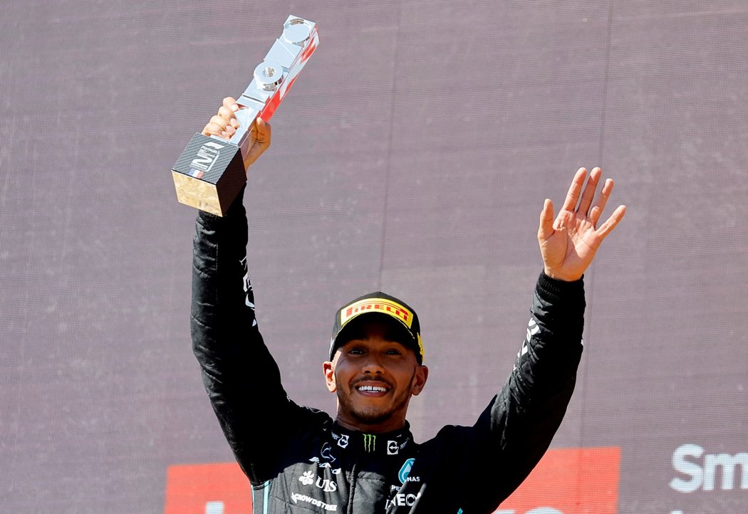 Lewis Hamilton na pódiu