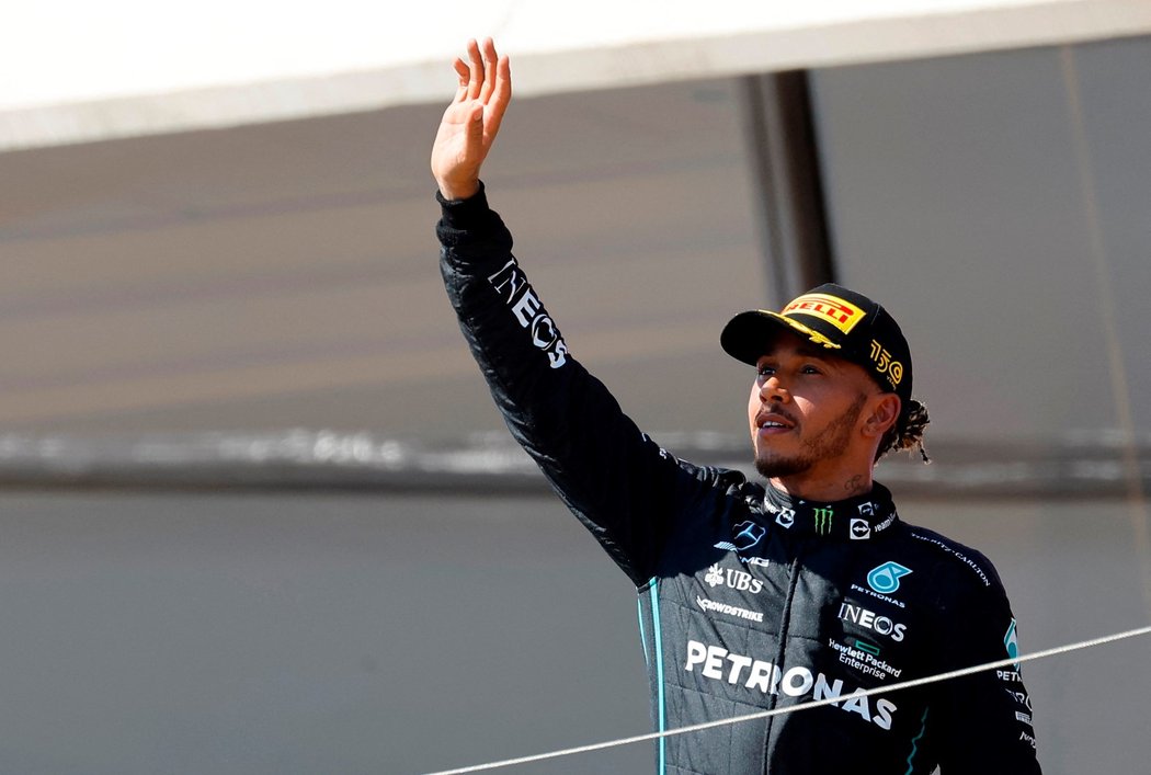 Brit Lewis Hamilton zdraví fanoušky na okruhu