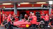 Jezdec Ferrari Carlos Sainz při zastávce v depu