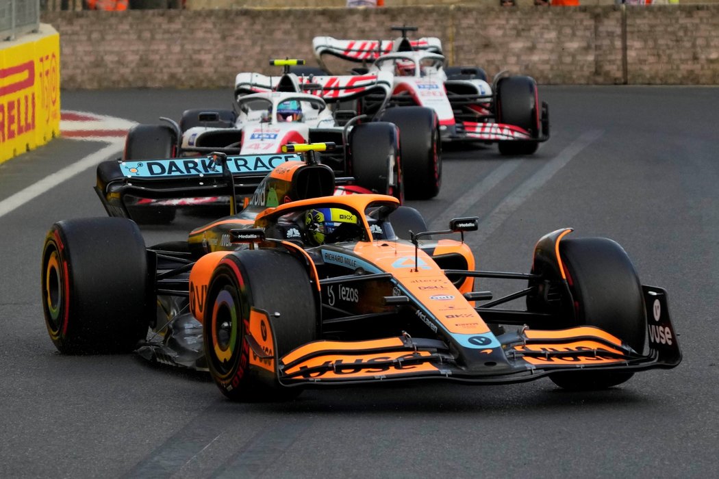 Lando Norris před vozy Haasu v kvalifikaci